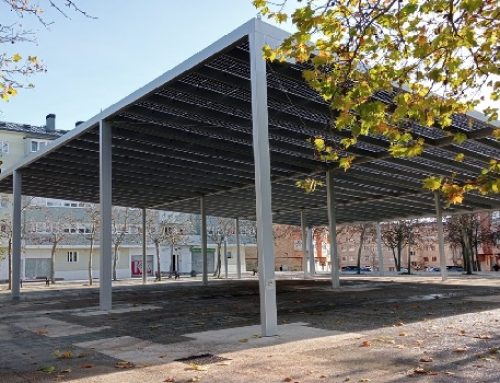 La Plaza Mayor de Abetxuko de Vitoria suma sombra y energía con una nueva pérgola fotovoltaica