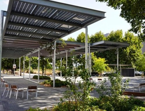 La nueva pérgola del parque de las Trece Roses de Barcelona ya genera energía